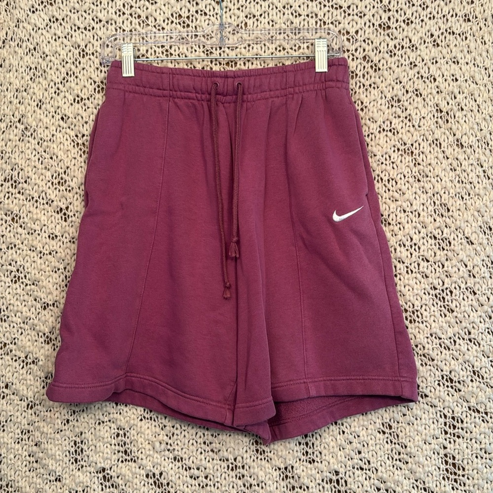 Small Adult II Nike II NEW

Sportswear Essential High Rise Fleece Shorts Purple